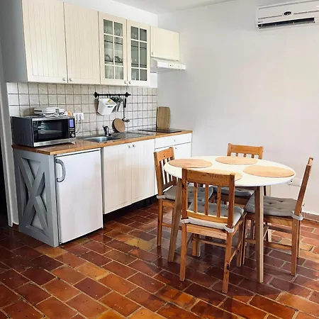 公寓 Koronsovac House With 4